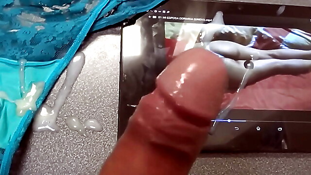 Lateks lulanje, lulanje po njemu, latex piss, domači pornič, sperma
